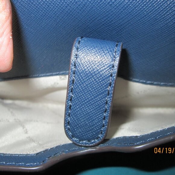 Michael Kors crossbody wallet/ cell phone - Picture 7 of 14